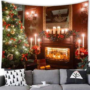 Gemütlicher Weihnachtsbaum Wandteppich über grauem Sofa mit warmer Kamin-Szenerie