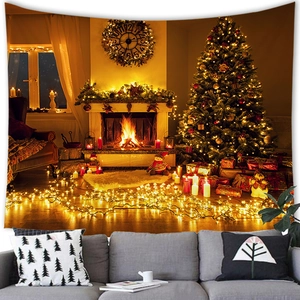 Detailaufnahme von Weihnachtswandteppich mit warmem Kamin und festlicher Baum-Szenerie