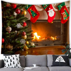 Gemütliches Wohnzimmer mit Weihnachtsbaum-Wandteppich, Kamin und grauem Sofa