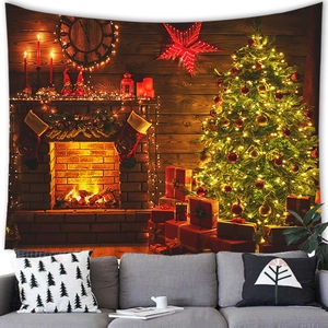 Detaillierter Weihnachtsbaum und Kamin auf einem weichen Wandteppich aus Stoff