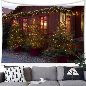 Warmer Weihnachtshütten-Wandteppich mit Bäumen über einem modernen Wohnzimmersofa