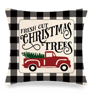 Dettaglio copricuscino in lino con camion rosso vintage e stampa di albero di Natale