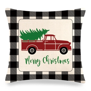 Dettaglio copricuscino natalizio con camion rosso e scritta Merry Christmas su lino