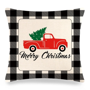 Dettaglio della federa natalizia con camion rosso, albero e scritta Merry Christmas