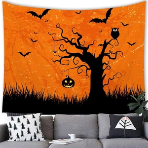 Halloween wandkleed detail met griezelige boom en pompoenen boven een moderne bank