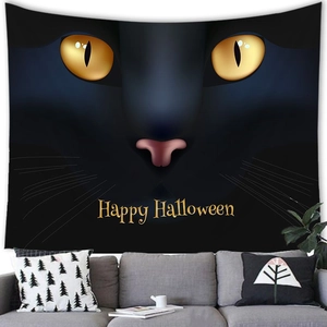 Detail van Halloween wandtapijt met zwarte kat, gouden ogen en feestelijke tekst