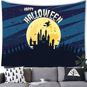 Detail van Halloween wandtapijt met maan en kasteel boven een bank in een woonkamer