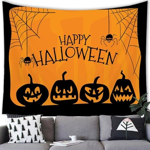 Λεπτομέρεια της ταπισερί Happy Halloween με κολοκύθες και ιστούς πάνω από καναπέ