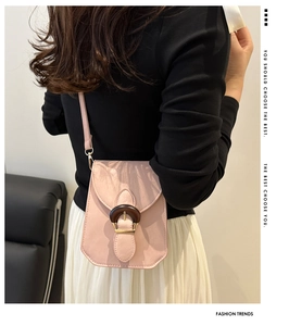 Détail d'un sac bandoulière rose en PU avec boucle en bois porté par un mannequin