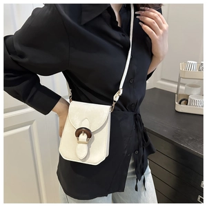 Petit sac bandoulière blanc cassé avec une boucle décorative en bois marron au design rétro