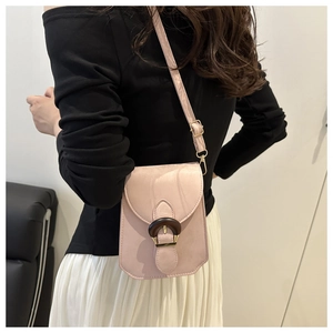 Vue latérale d'un petit sac à bandoulière rose avec boucle en bois en fer à cheval