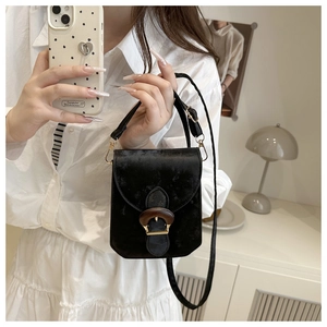 Petit sac bandoulière vertical noir pour téléphone, sac à épaule minimaliste uni élégant femme.