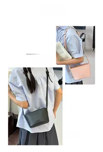 Mini sac bandoulière motif litchi en noir et rose porté par un mannequin