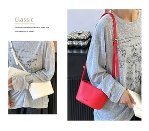 Détails comparatifs des sacs blanc et rouge en cuir grainé avec bandoulière réglable
