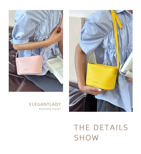 Détail des mini sacs bandoulière en cuir grainé jaune et rose avec logo Fashion