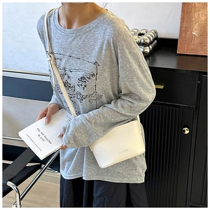 Détail d'un sac à bandoulière en cuir blanc grainé avec logo Fashion embossé