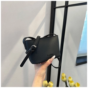 Détail du mini sac seau noir grainé avec texte Fashion et boucles en métal argenté