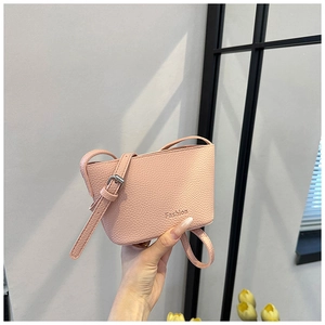 Détail du sac à bandoulière en cuir rose à texture litchi avec logo Fashion et sangle