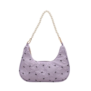 Sac croissant violet plissé avec motifs nœuds noirs et anse en perles élégante