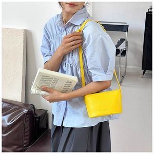 Détail du sac à bandoulière jaune vif avec motif litchi et logo Fashion gaufré