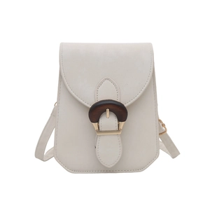 Petit sac bandoulière beige chic avec boucle vintage en bois et détails métalliques dorés