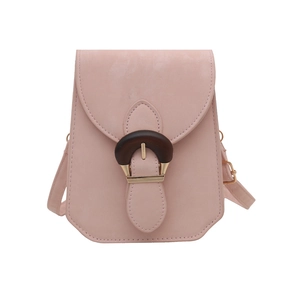 Petit sac carré rose minimaliste avec anneau en bois vintage et détails dorés élégants
