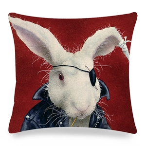 Détail d'une taie d'oreiller en lin rouge avec illustration de lapin punk et tissu épais