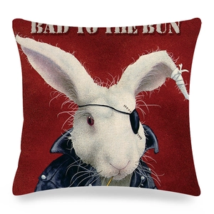 Détail d'une taie d'oreiller en lin avec imprimé lapin punk et texte Bad to the Bone