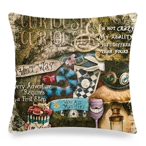 Détail d'une housse de coussin en lin avec imprimés Alice au pays des merveilles et texture
