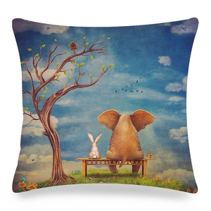 Détail de la housse de coussin en lin avec imprimé numérique éléphant et lapin sur blanc