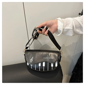 Détails du motif de piano rétro et des notes de musique sur ce sac à bandoulière en cuir