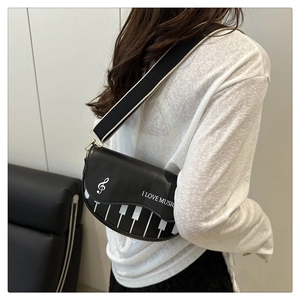 Vue détaillée du motif de piano et note de musique sur un sac de selle élégant