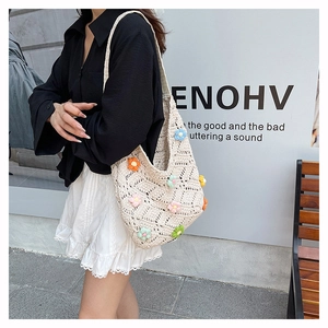 Détail de ce sac au crochet fait main avec motifs floraux 3D et texture tressée élégante