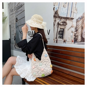 Détail du sac cabas au crochet avec fleurs 3D colorées et texture tissée bohème