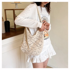 Détail de la texture tricotée à la main de ce grand sac fourre-tout en crochet beige