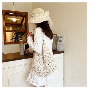 Détail du sac à bandoulière en crochet crème tissé à la main avec motif losange évidé