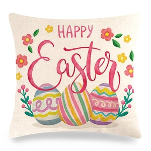 Dettaglio della federa in lino con scritta Happy Easter e motivi di uova colorate