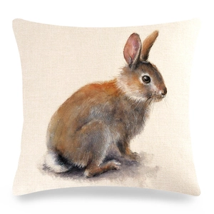 Vue détaillée de la texture du lin et du motif lapin aquarelle sur la housse de coussin