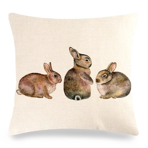 Gros plan détaillé de trois lapins aquarelle bruns sur une housse de coussin en lin