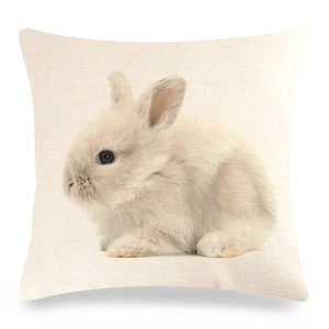 Détail de la housse de coussin en lin avec texture tissée et motif lapin réaliste
