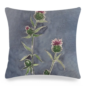 Makro-Detail von quadratischem Leinen-Kissenbezug mit lila Distel-Aquarell-Blumenmuster