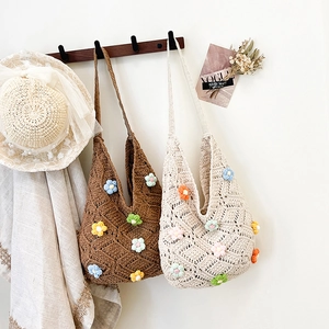 Sac bandoulière tissé à la main avec marguerites 3D dans un style bohème de plage