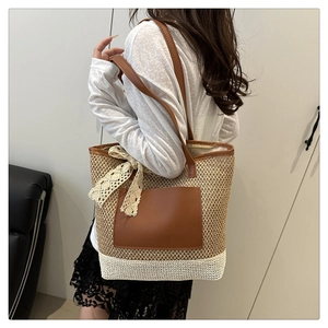 Sac cabas en paille avec poche en cuir marron et nœud en dentelle crème pour l'été