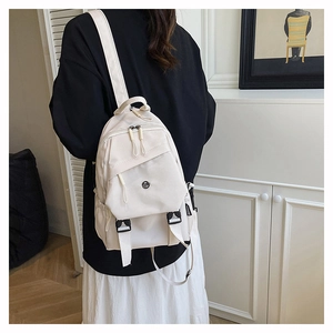 Vue latérale du sac à dos crème avec cordon de serrage et compartiments en nylon