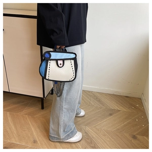 Seitenansicht der 2D-Cartoon-Umhängetasche mit schwarzen Umrissen und Metallkette