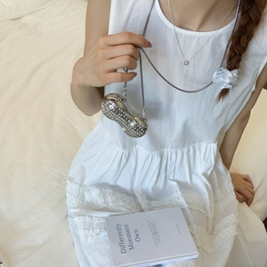 Mini sac en forme de cacahuète en métal argenté avec strass et fine bandoulière