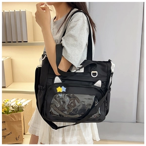 Dettaglio della borsa gatto nera con finestra trasparente e stelle per gli appassionati di anime