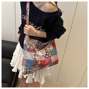 Gros plan détaillé d'un sac cabas en patchwork coloré aux motifs floraux et carreaux