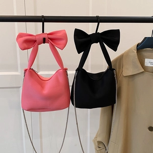 Sacs à main rose et noir avec grand nœud papillon 3D et bandoulière chaîne en métal