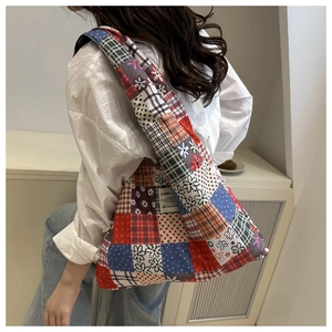Détail du sac cabas patchwork bohème avec motifs vintage et texture en toile de coton